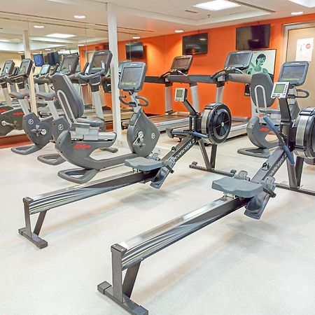 Crowne Plaza Dubai Deira By Ihg Hotell Eksteriør bilde Rowing machines in a gym