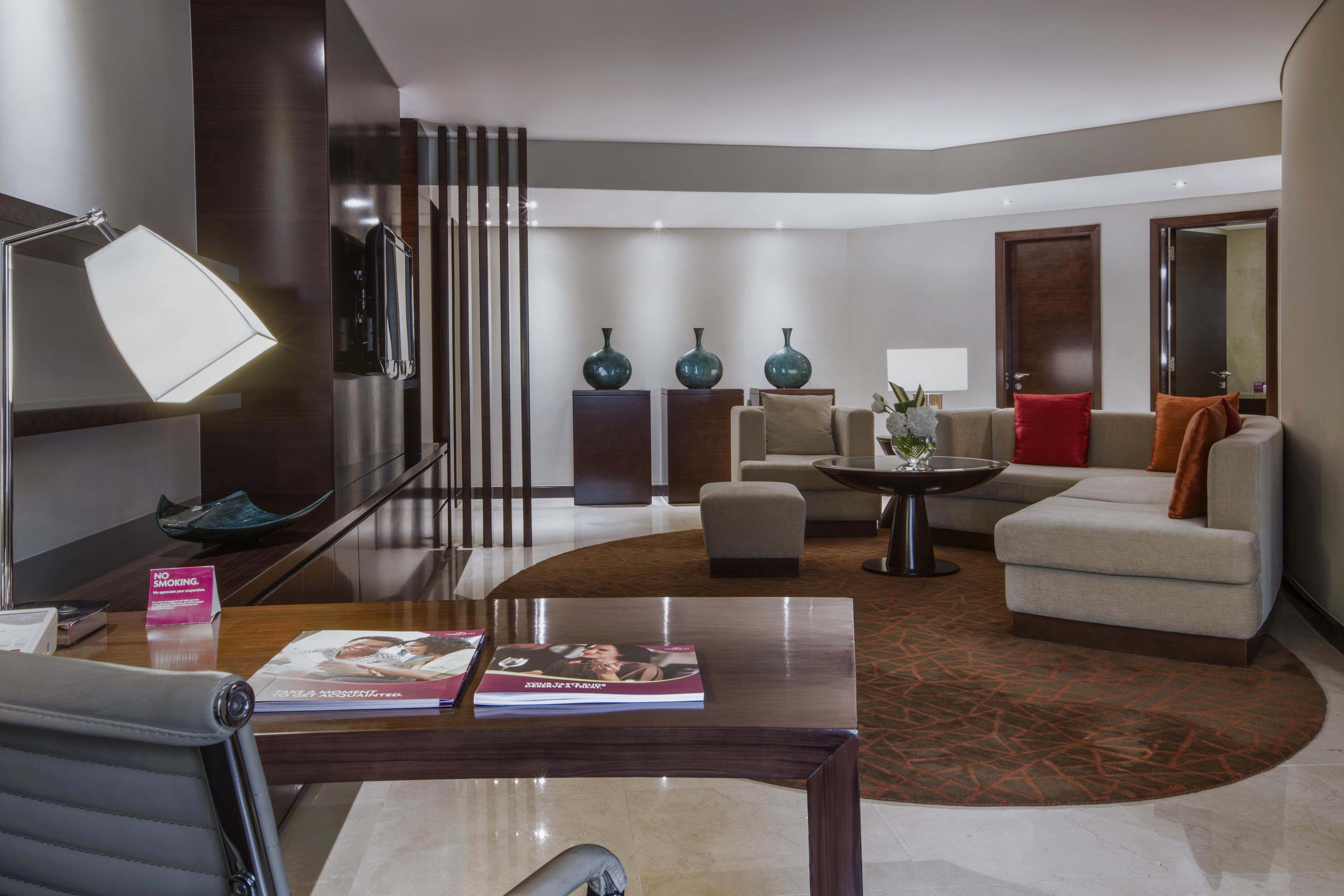 Crowne Plaza Dubai Deira By Ihg Hotell Eksteriør bilde A suite at the hotel