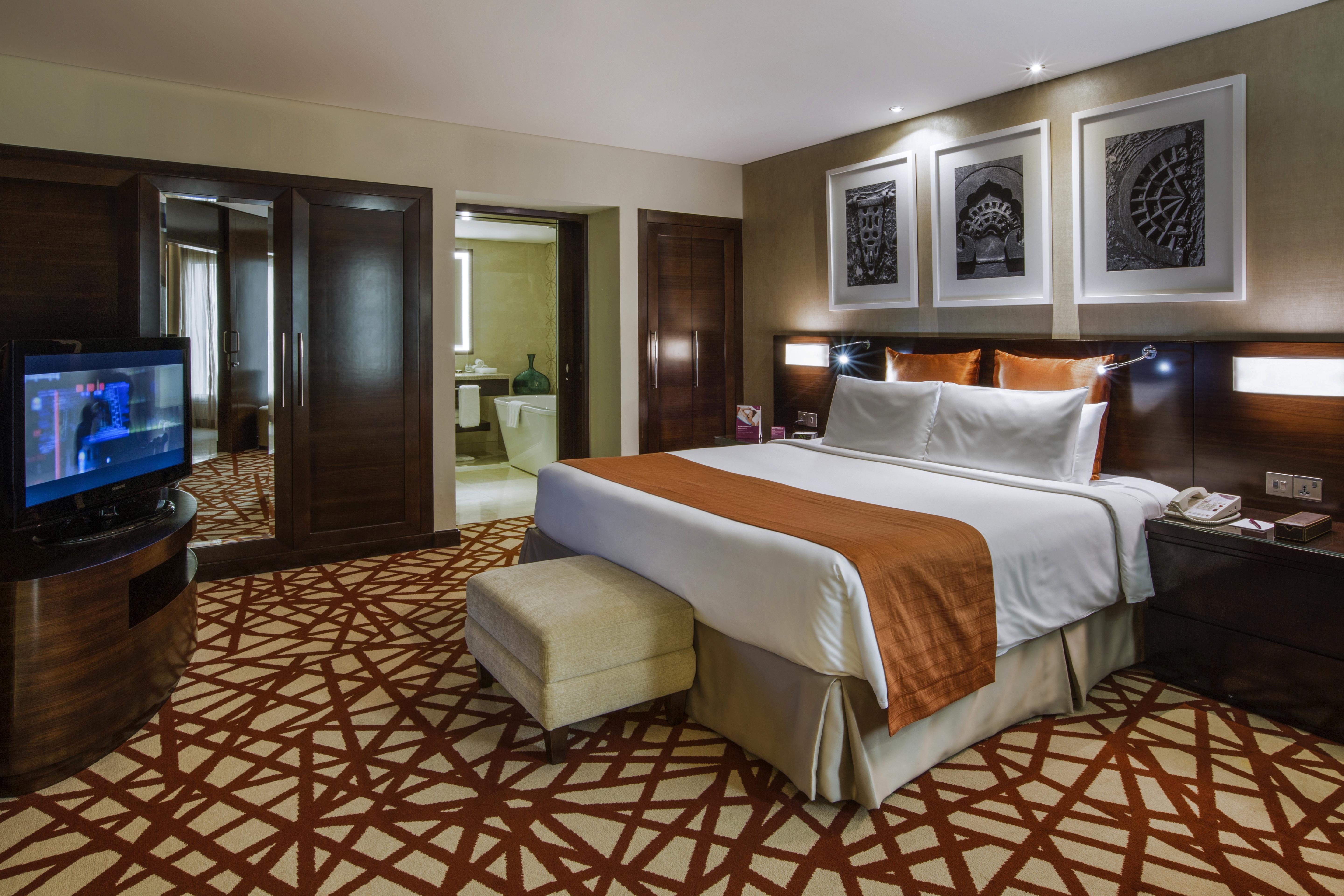 Crowne Plaza Dubai Deira By Ihg Hotell Eksteriør bilde A bedroom at the hotel