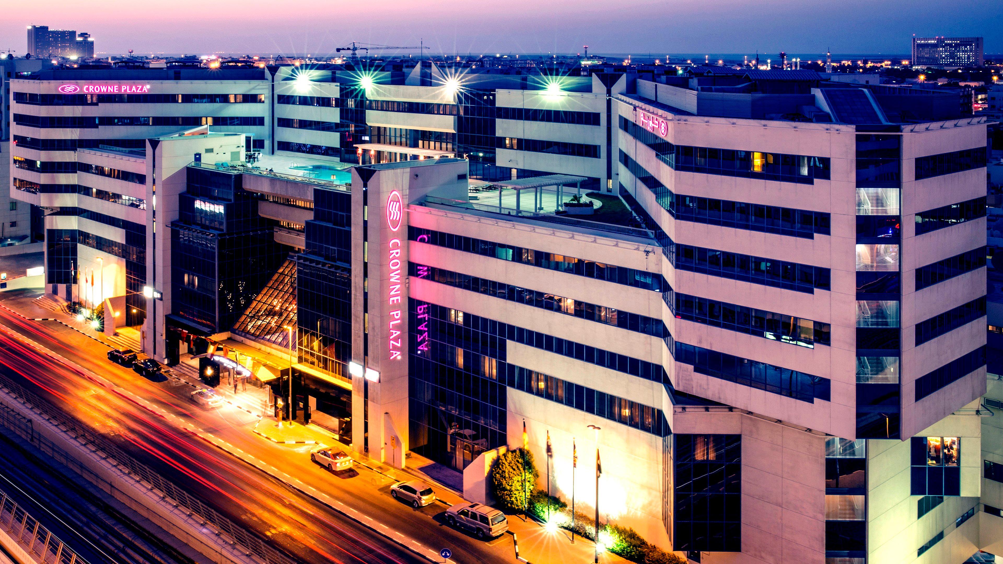 Crowne Plaza Dubai Deira By Ihg Hotell Eksteriør bilde The hotel at night