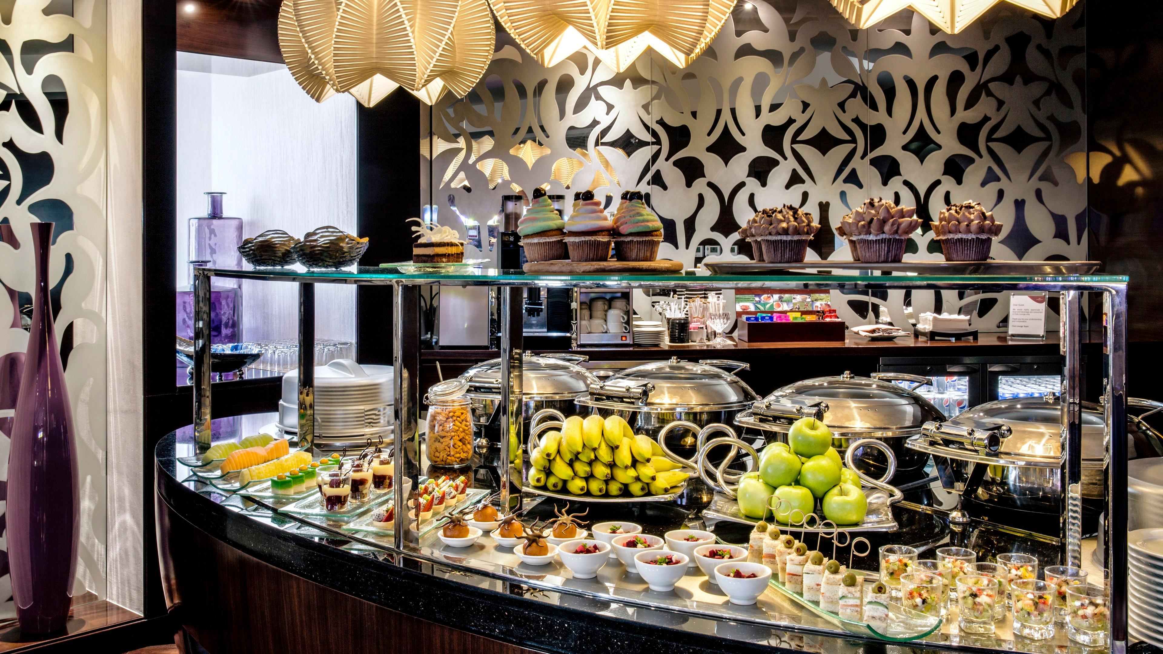 Crowne Plaza Dubai Deira By Ihg Hotell Eksteriør bilde A buffet at a hotel
