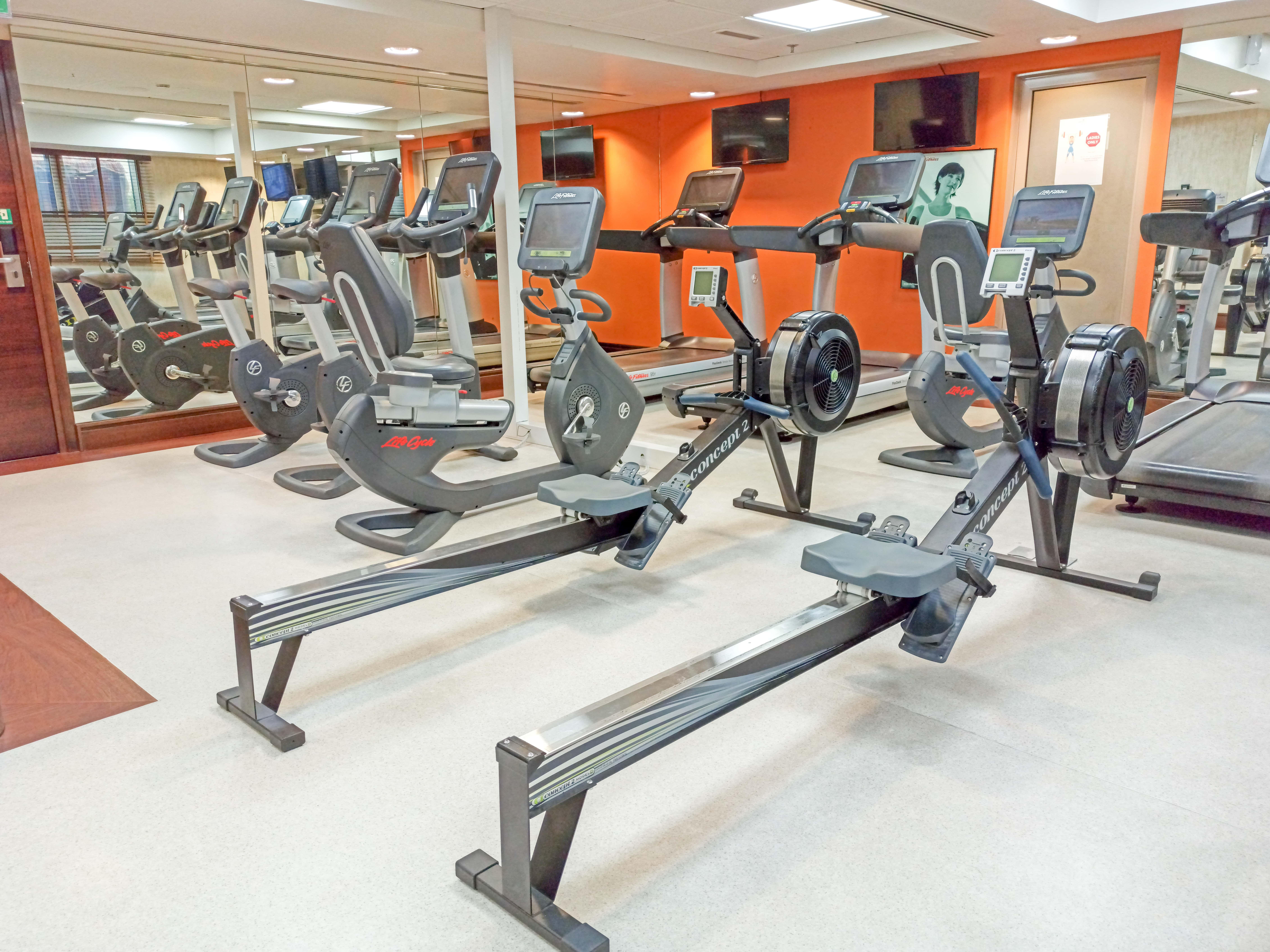 Crowne Plaza Dubai Deira By Ihg Hotell Eksteriør bilde Rowing machines in a gym