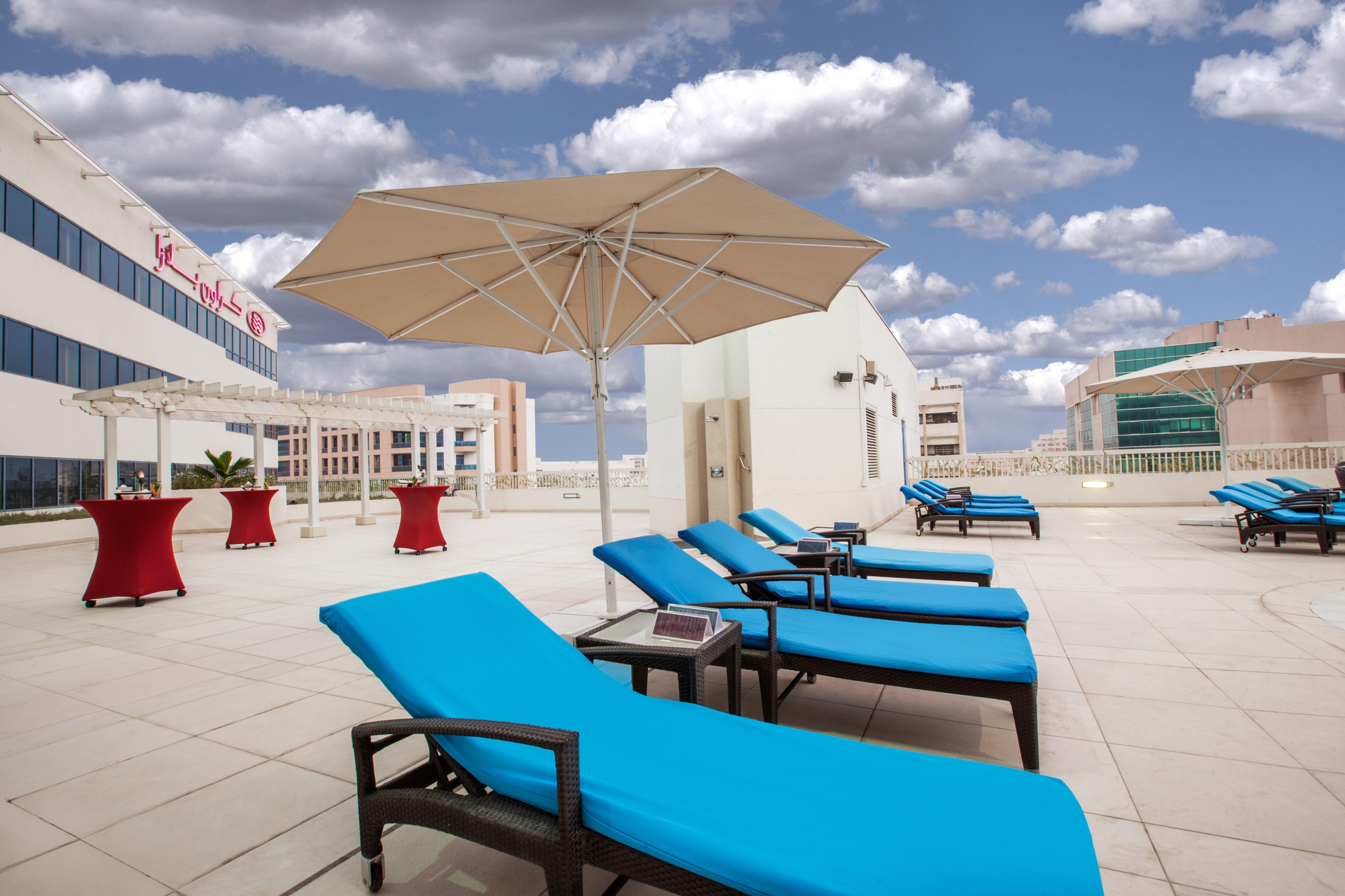 Crowne Plaza Dubai Deira By Ihg Hotell Eksteriør bilde Rooftop pool at the hotel