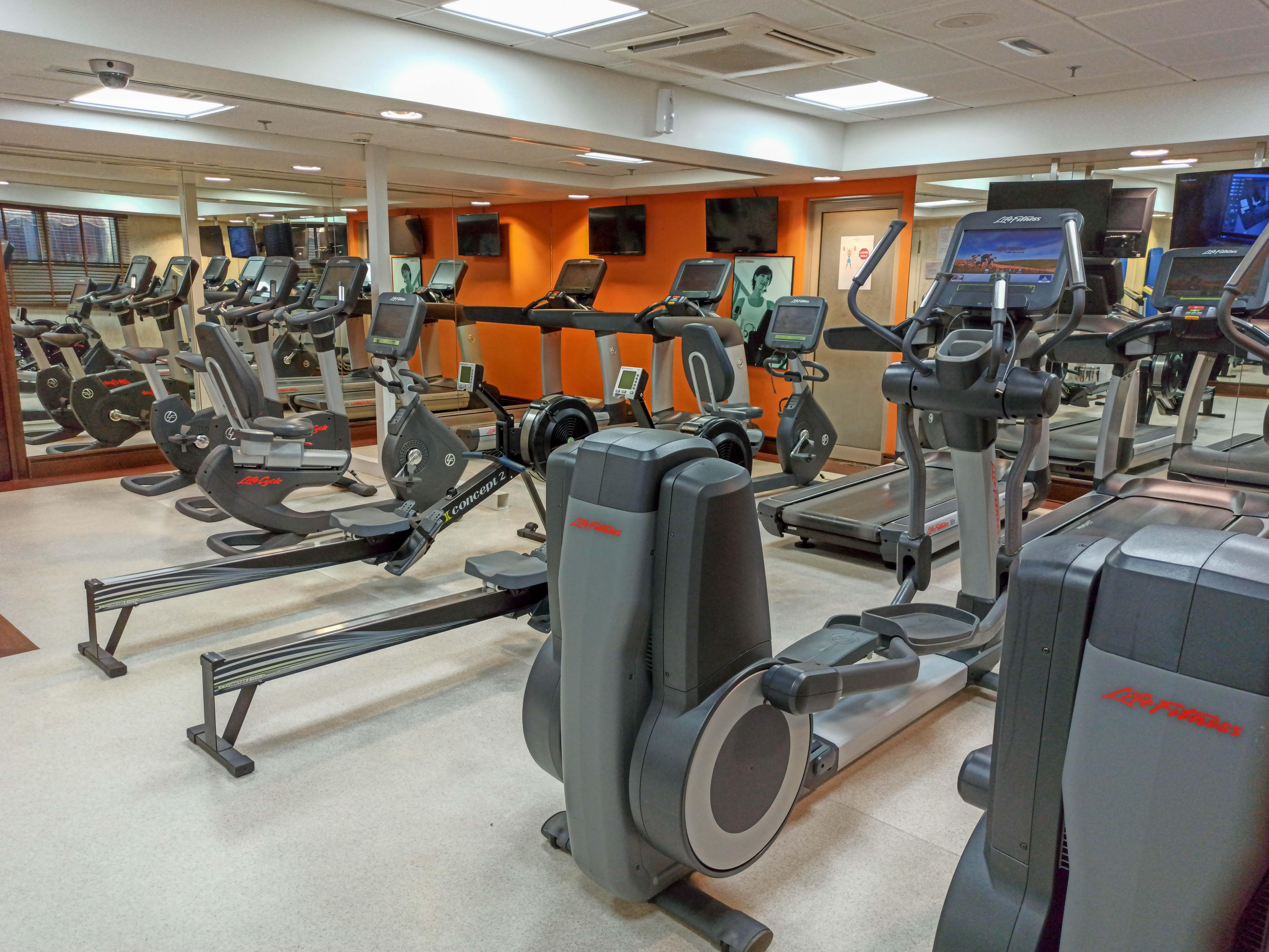 Crowne Plaza Dubai Deira By Ihg Hotell Eksteriør bilde A typical gym