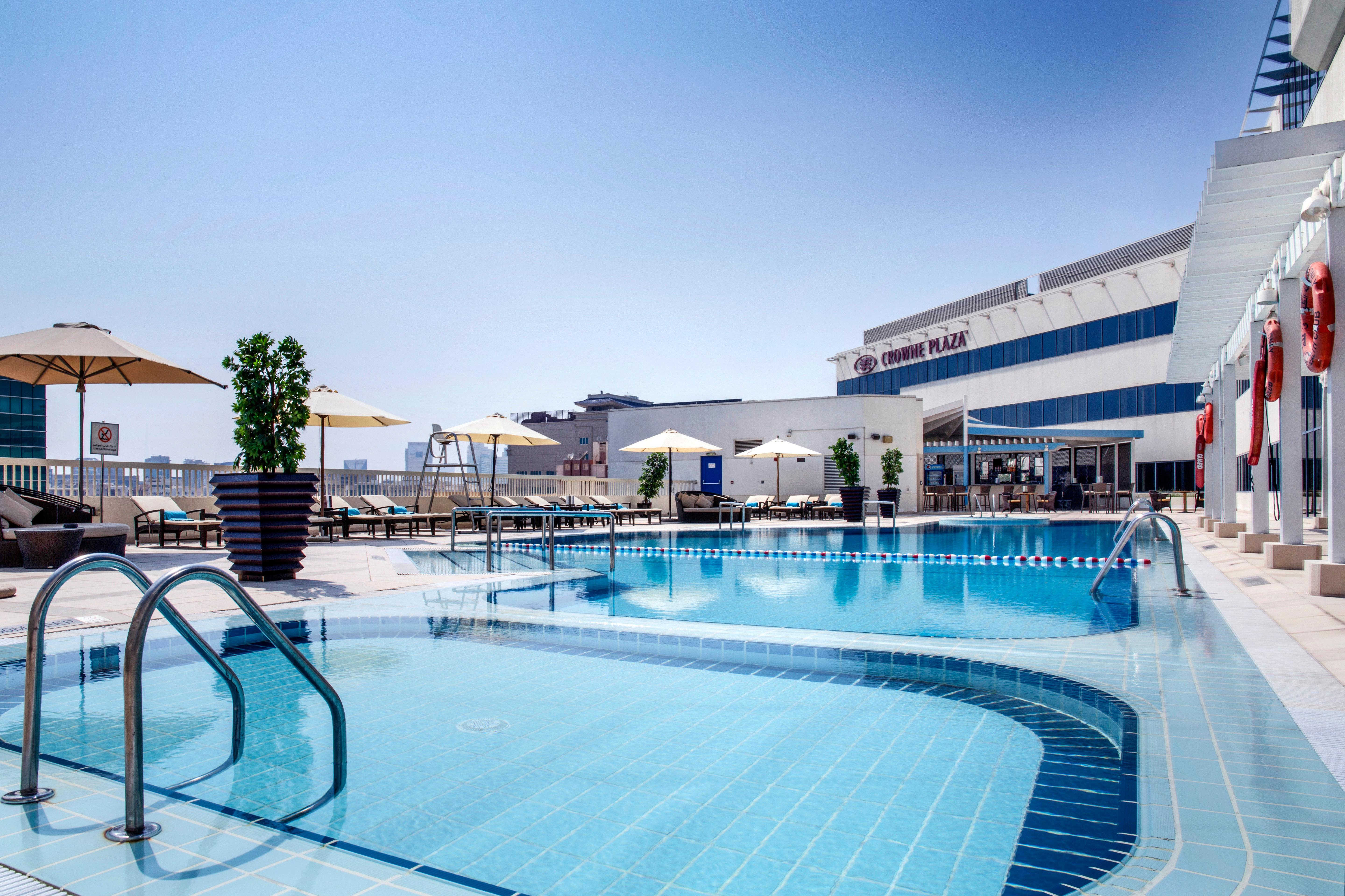 Crowne Plaza Dubai Deira By Ihg Hotell Eksteriør bilde The swimming pool at the hotel