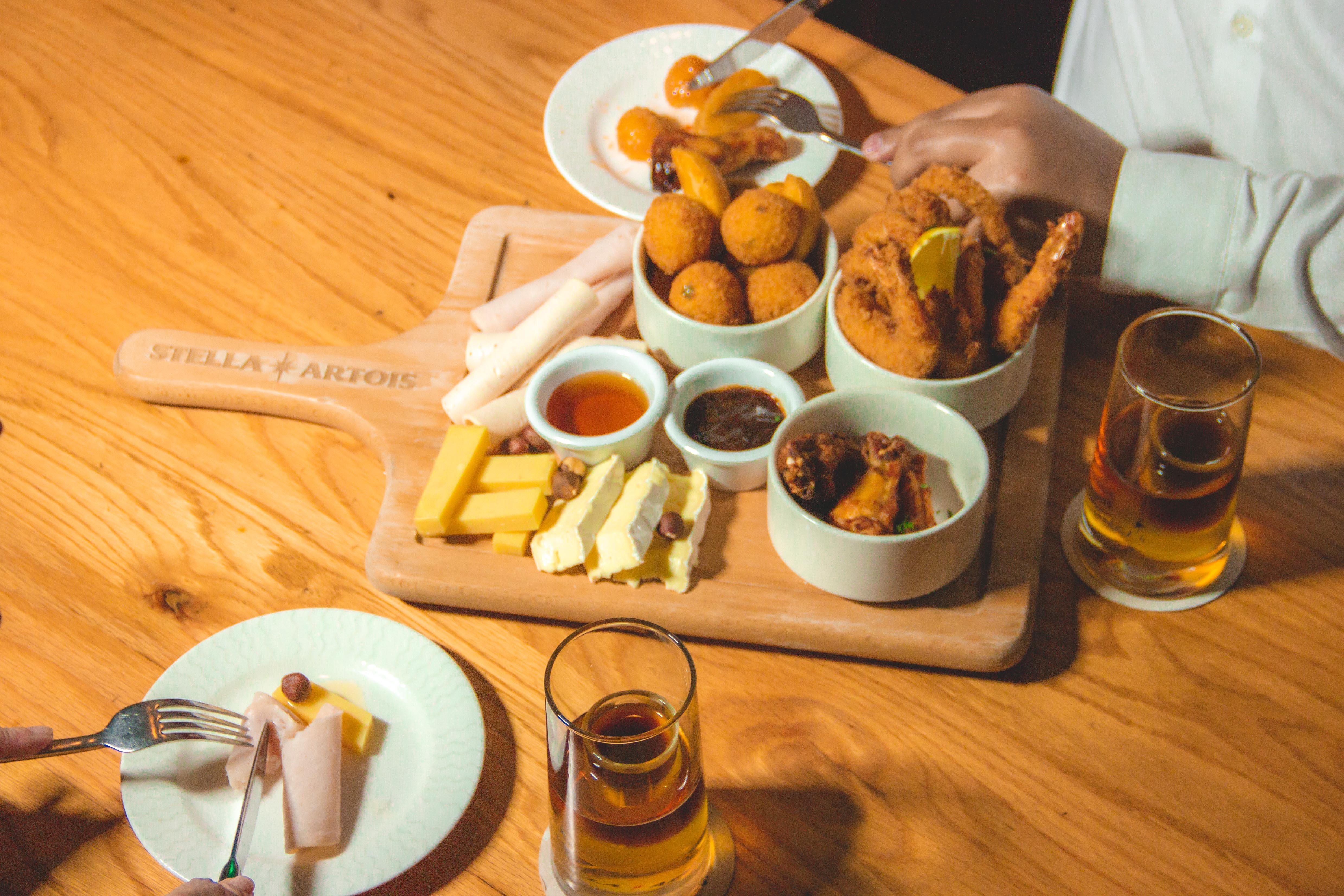 Crowne Plaza Dubai Deira By Ihg Hotell Eksteriør bilde Cheese and beer