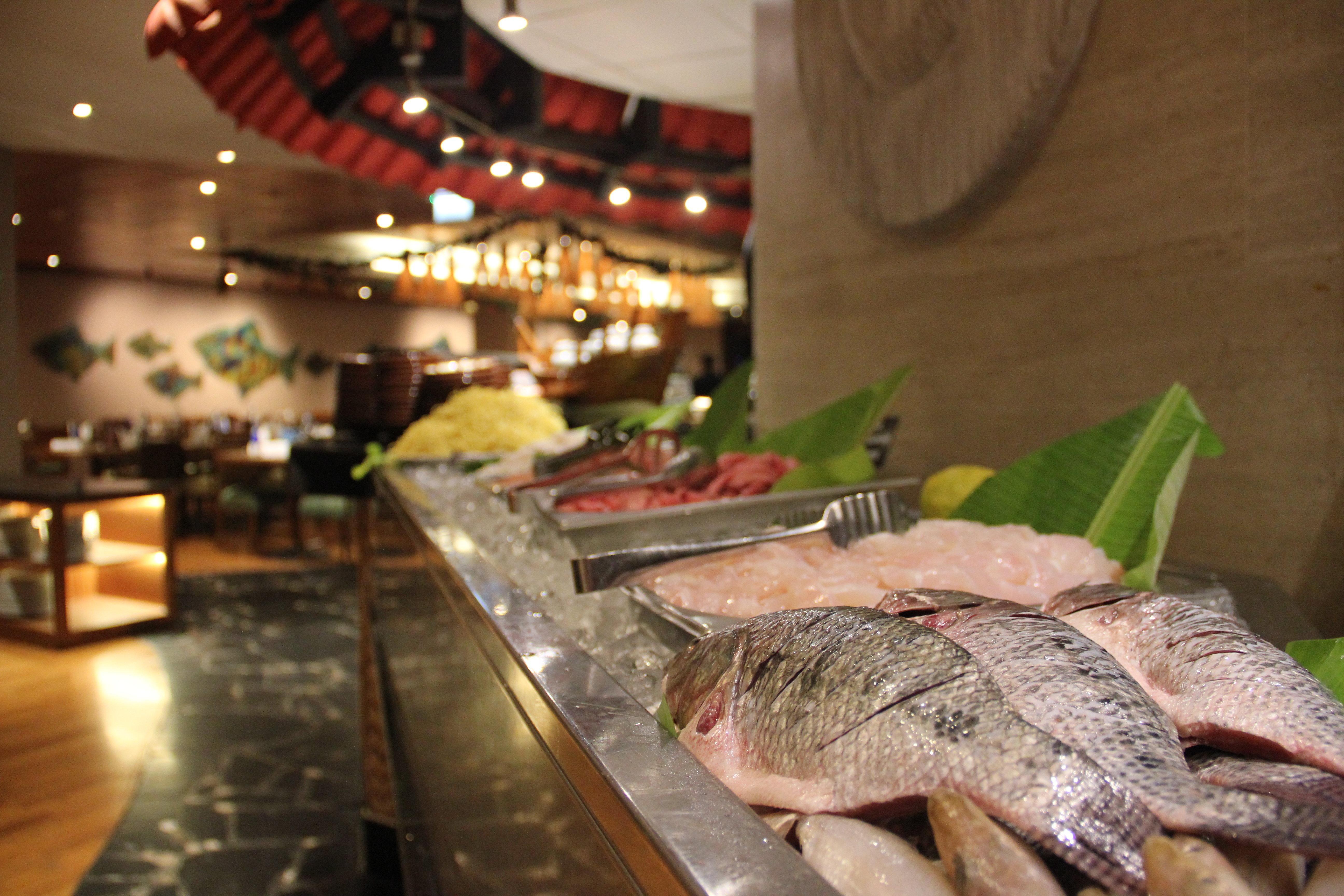 Crowne Plaza Dubai Deira By Ihg Hotell Eksteriør bilde Seafood at a buffet