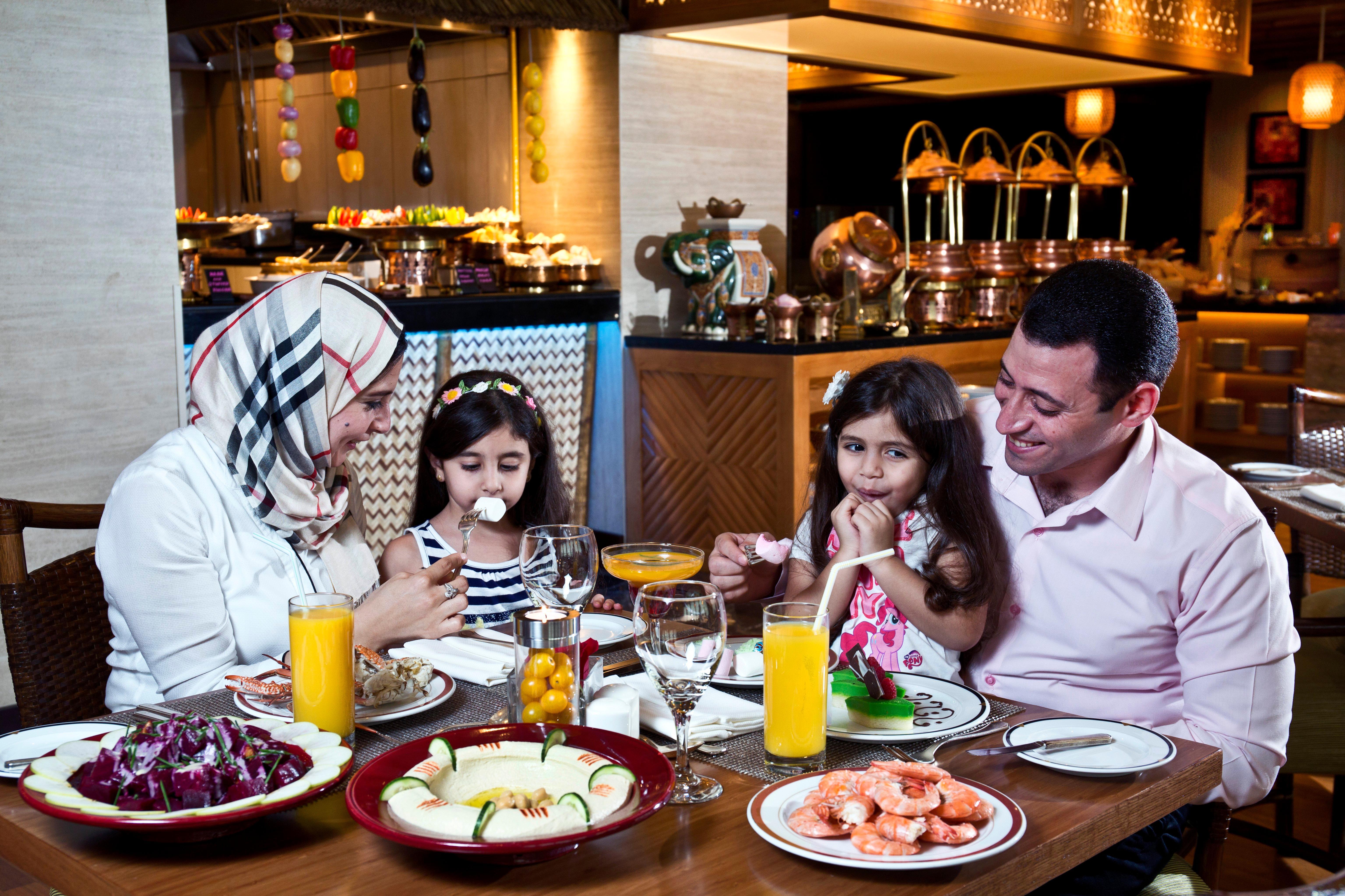 Crowne Plaza Dubai Deira By Ihg Hotell Eksteriør bilde Family dining at the hotel