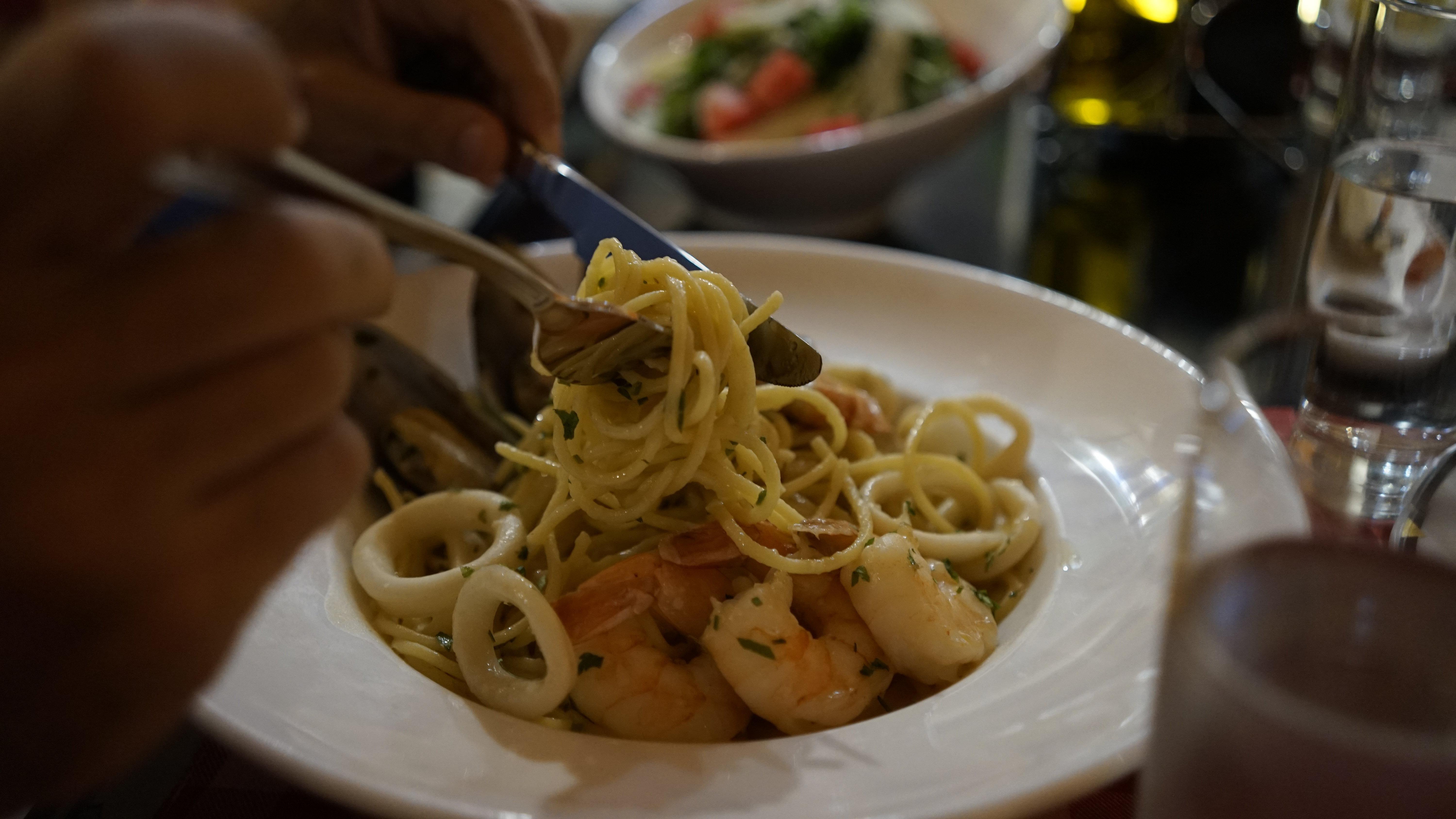 Crowne Plaza Dubai Deira By Ihg Hotell Eksteriør bilde Seafood pasta