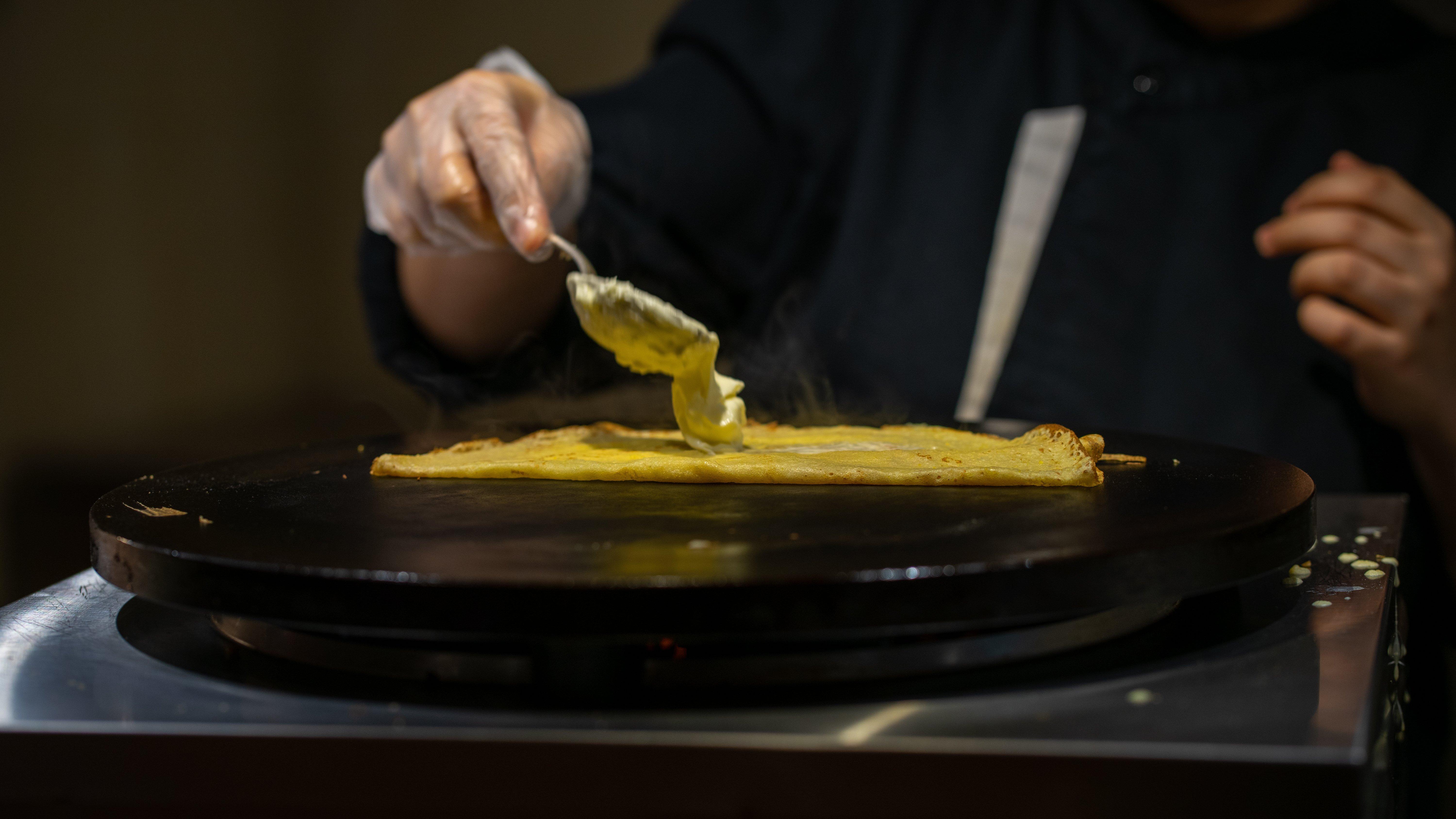 Crowne Plaza Dubai Deira By Ihg Hotell Eksteriør bilde A crêpe being spread with butter