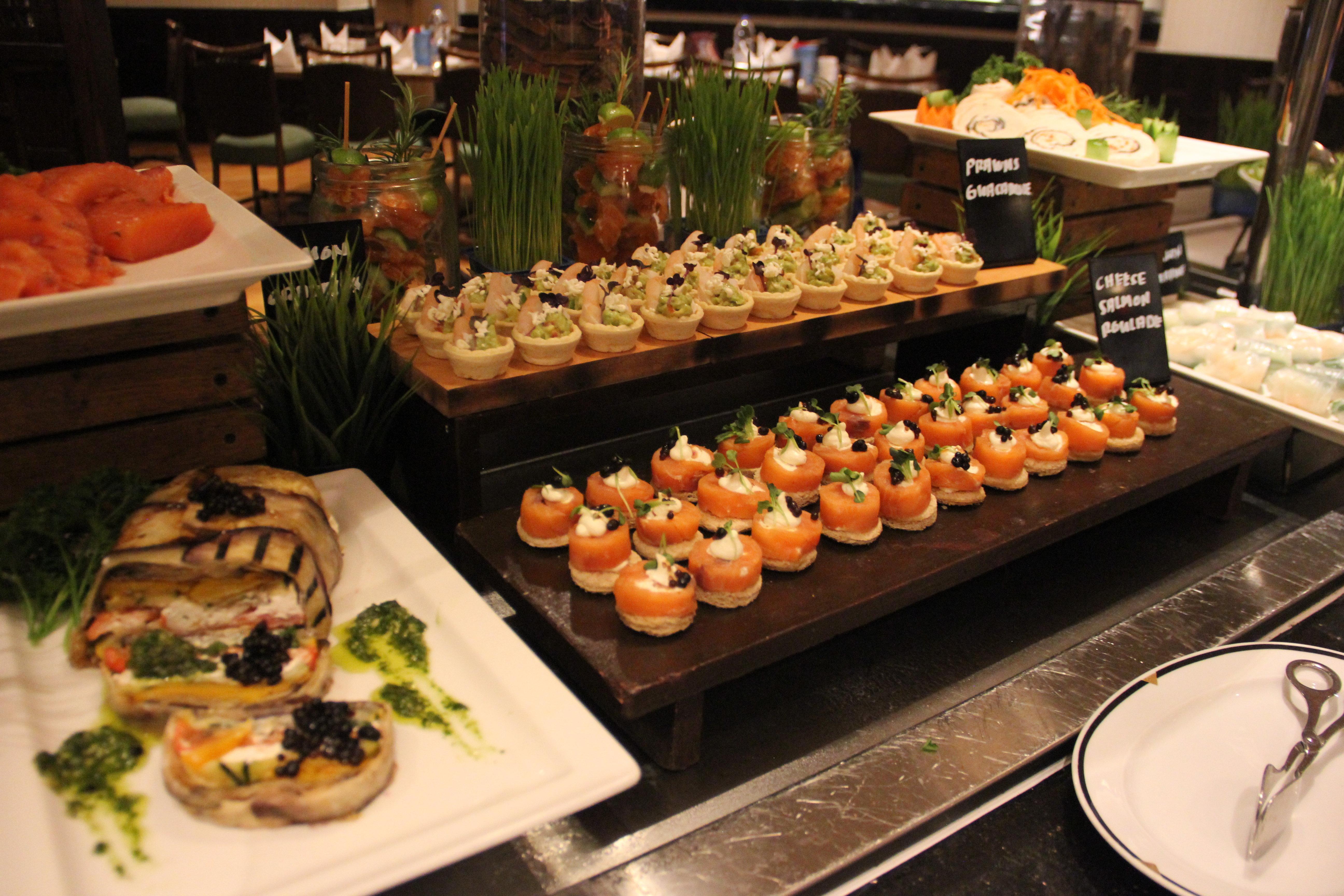 Crowne Plaza Dubai Deira By Ihg Hotell Eksteriør bilde Canapés at a buffet
