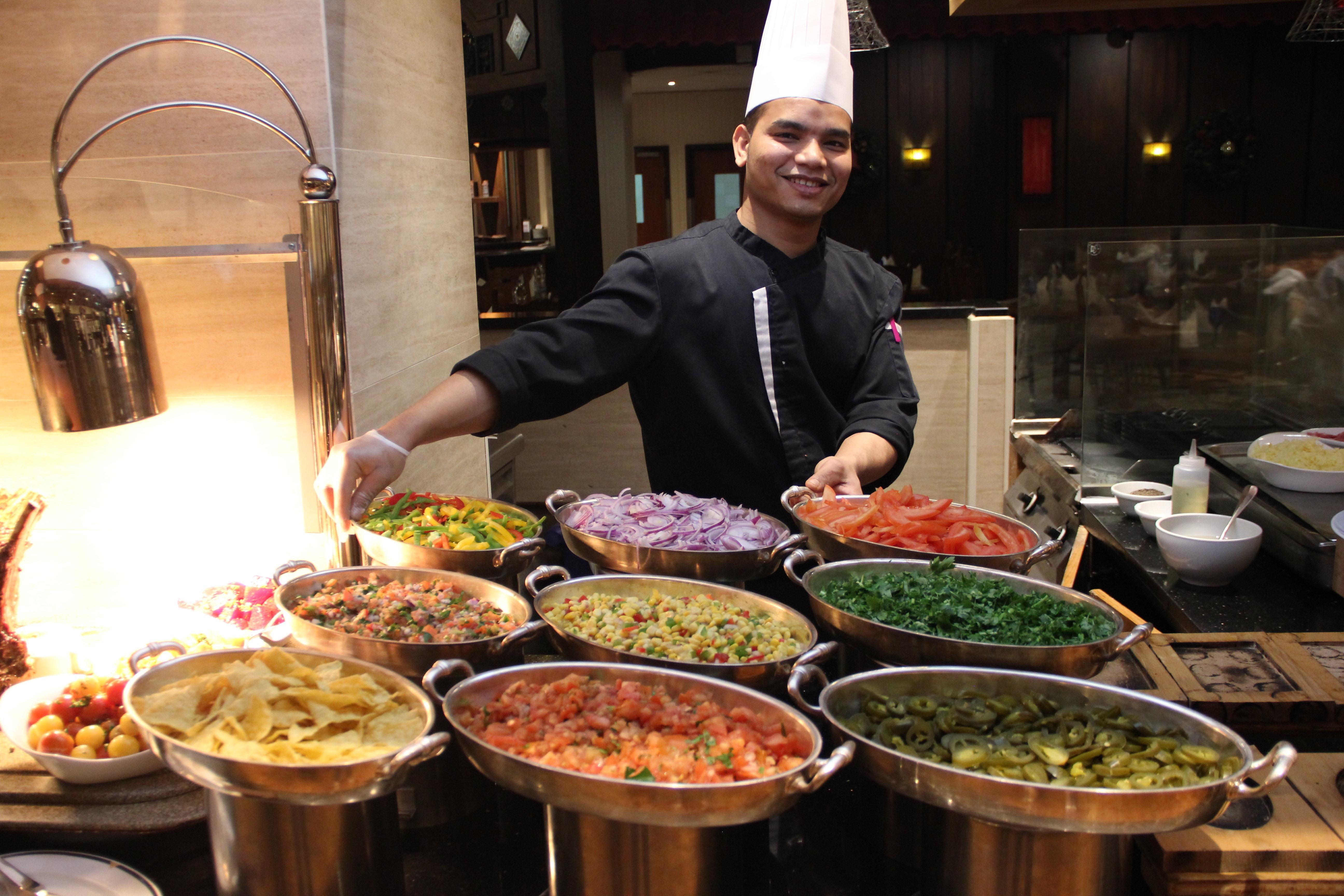 Crowne Plaza Dubai Deira By Ihg Hotell Eksteriør bilde A chef at a buffet