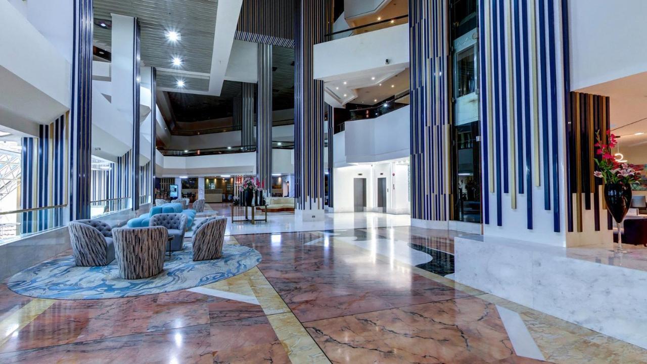 Crowne Plaza Dubai Deira By Ihg Hotell Eksteriør bilde The lobby of the hotel