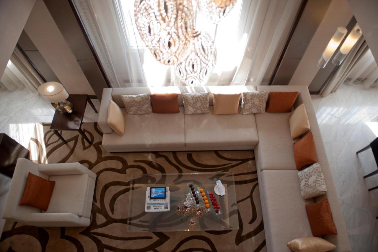 Crowne Plaza Dubai Deira By Ihg Hotell Eksteriør bilde A living room in a suite at the Ritz-Carlton, Dubai