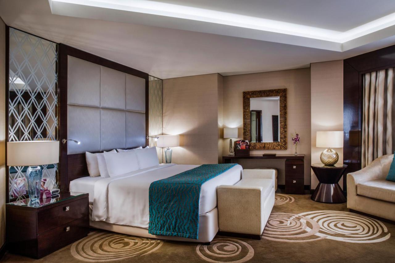 Crowne Plaza Dubai Deira By Ihg Hotell Eksteriør bilde A bedroom at the hotel