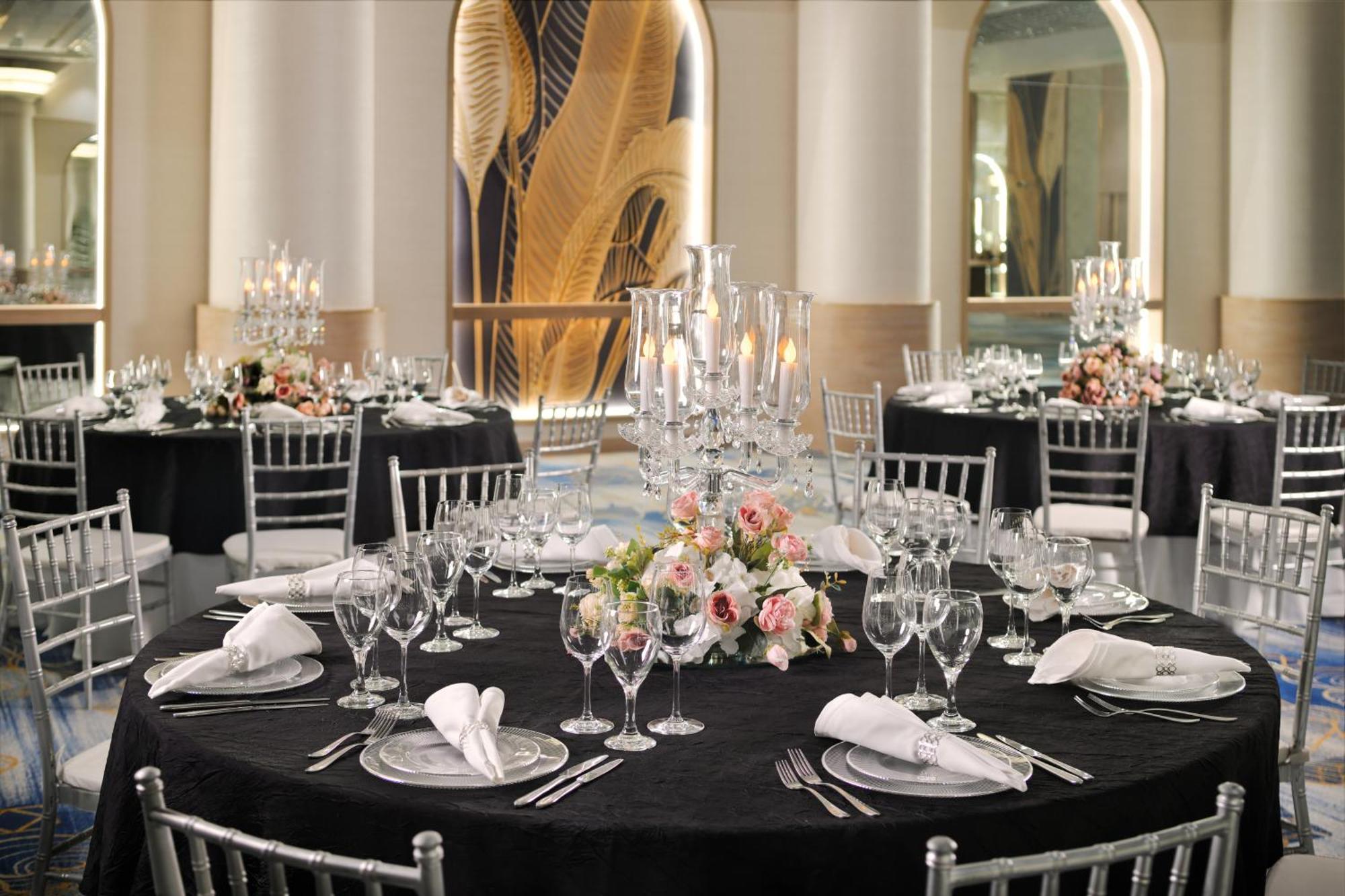 Crowne Plaza Dubai Deira By Ihg Hotell Eksteriør bilde The ballroom at the Ritz-Carlton, Dubai