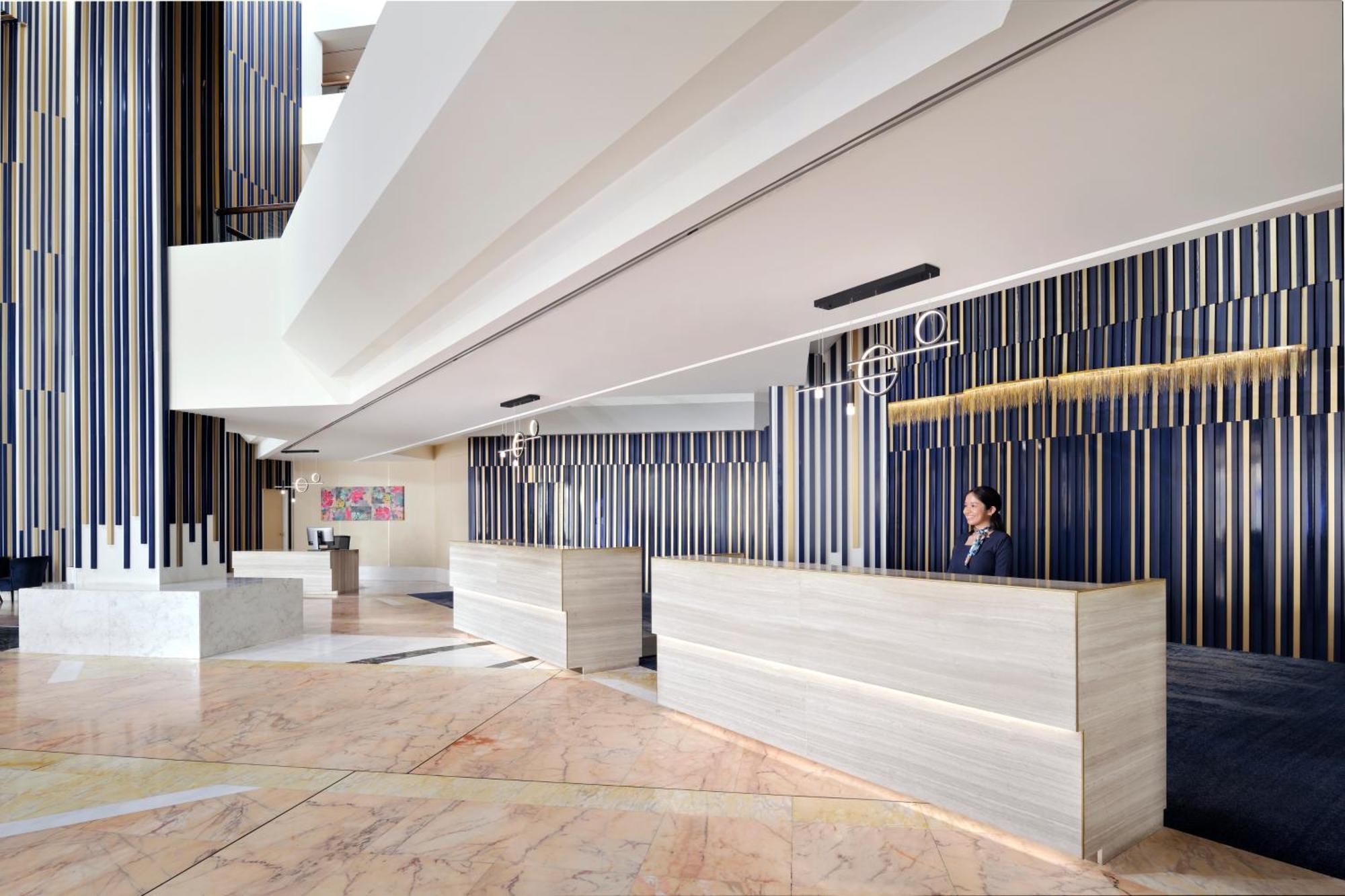 Crowne Plaza Dubai Deira By Ihg Hotell Eksteriør bilde The lobby of the hotel