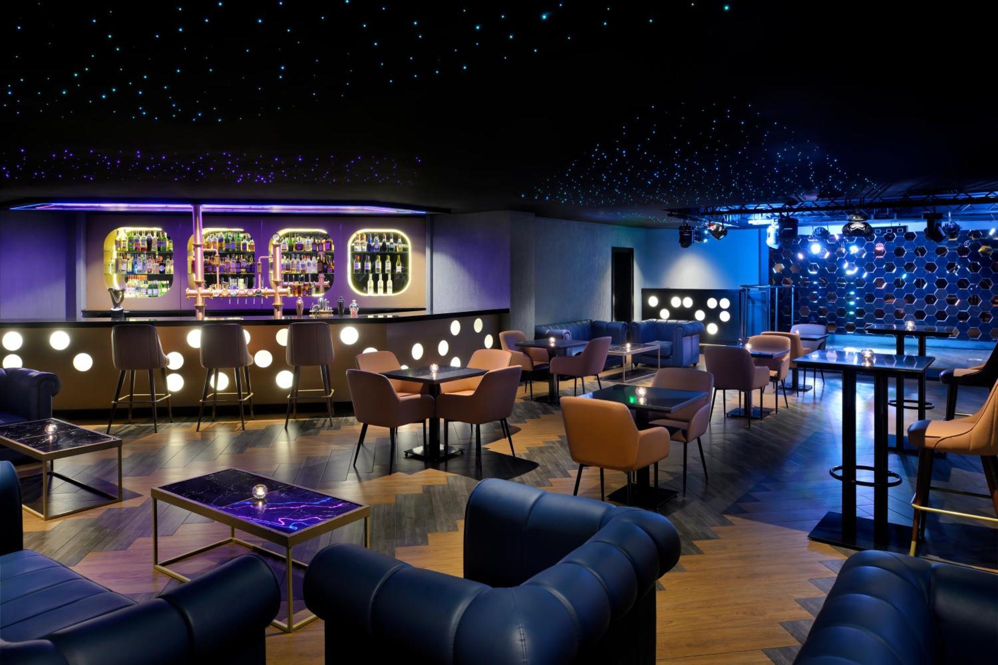 Crowne Plaza Dubai Deira By Ihg Hotell Eksteriør bilde The interior of the bar